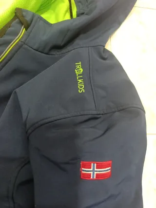 Chaqueta cortavientos Trollkids azul y verde