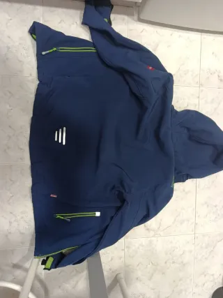 Chaqueta cortavientos Trollkids azul y verde