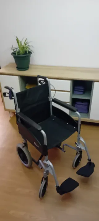 Silla de ruedas plegable con freno manual