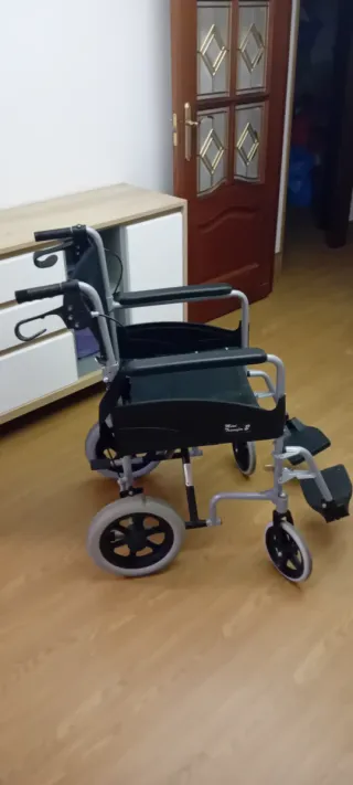 Silla de ruedas plegable con freno manual