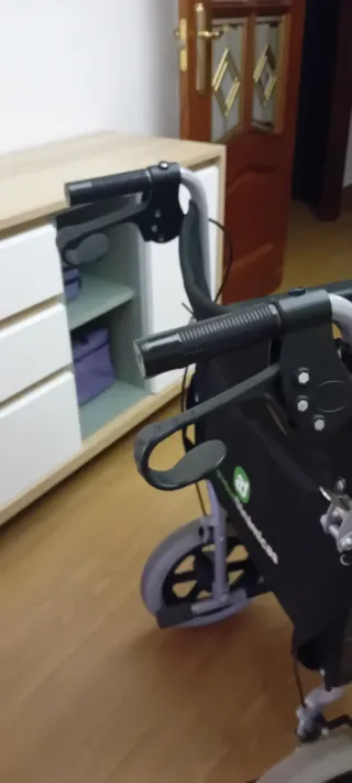 Silla de ruedas plegable con freno manual