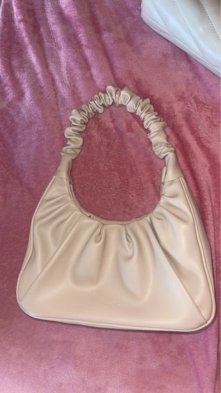 Bolso beige de hombro con fruncido