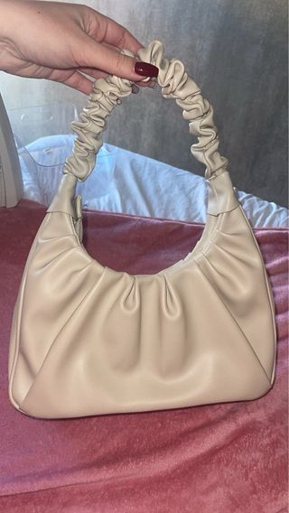 Bolso beige de hombro con fruncido