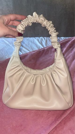 Bolso beige de hombro con fruncido