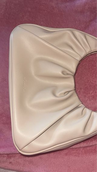 Bolso beige de hombro con fruncido