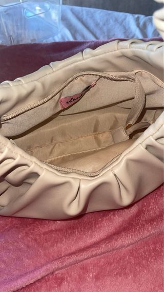 Bolso beige de hombro con fruncido