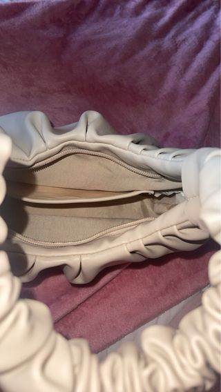 Bolso beige de hombro con fruncido