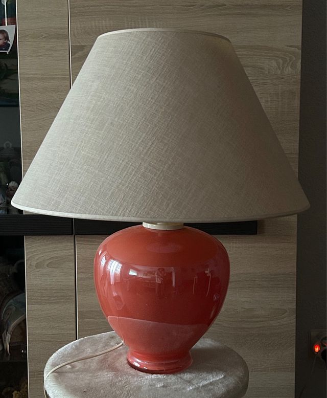 Lampada da tavolo in ceramica corallo e beige