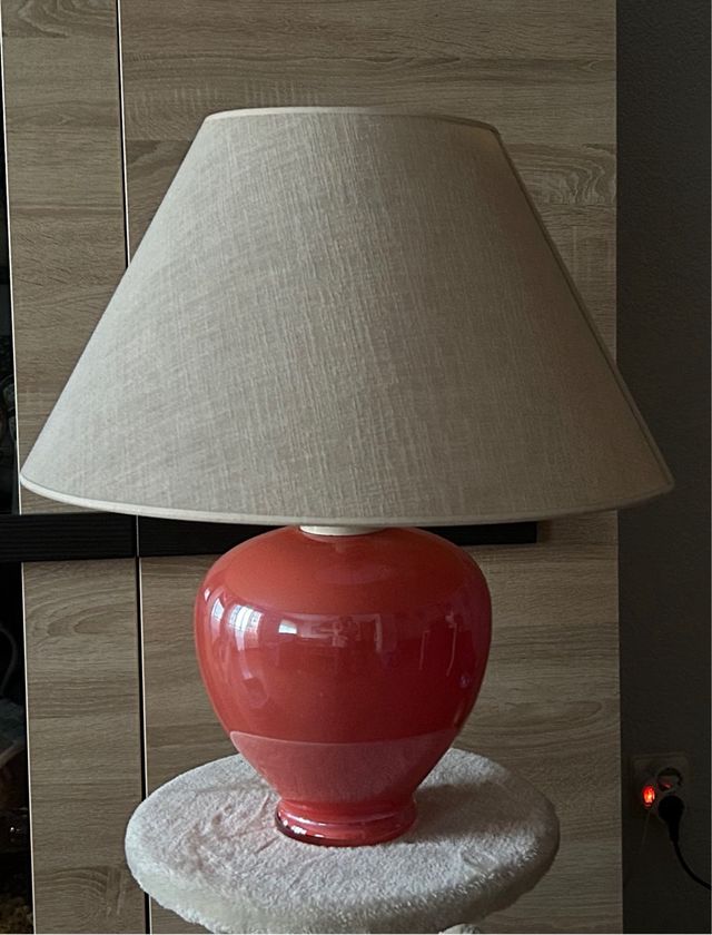 Lampada da tavolo in ceramica corallo e beige