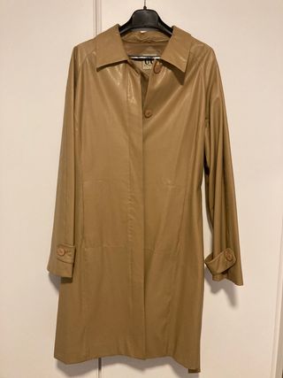 Gabardina beige, imitación piel.