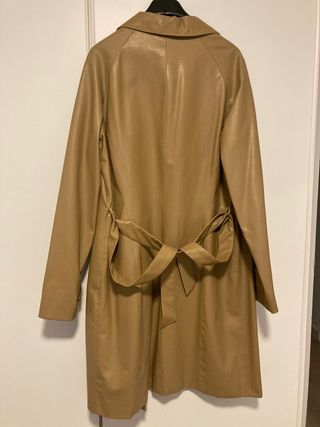 Gabardina beige, imitación piel.
