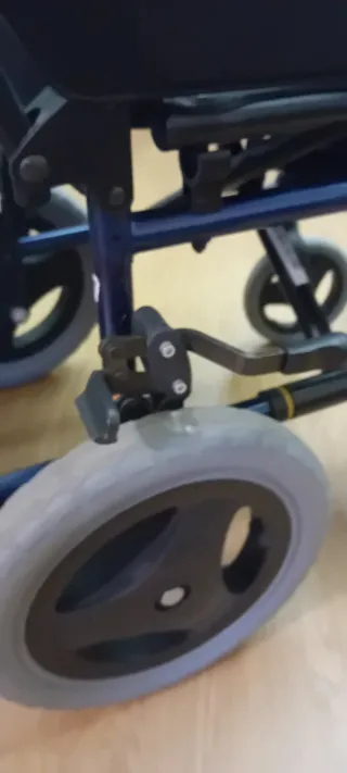 Silla de ruedas con freno