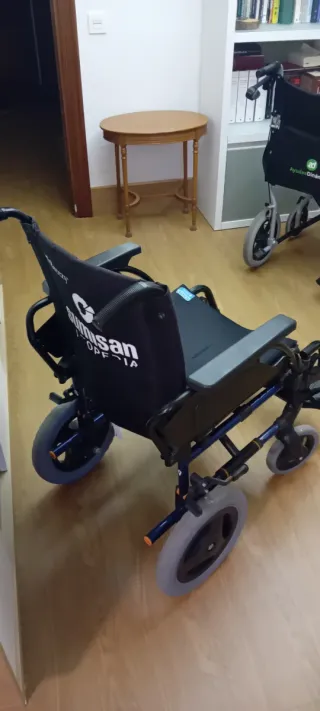 Silla de ruedas con freno