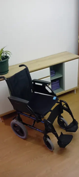 Silla de ruedas con freno