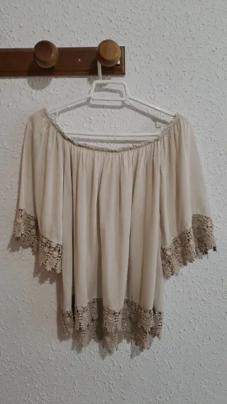 Blusa beige con encaje