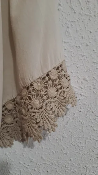 Blusa beige con encaje
