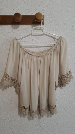 Blusa beige con encaje