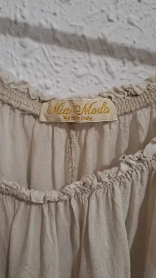 Blusa beige con encaje