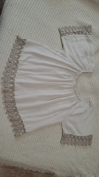 Blusa beige con encaje