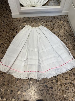 Cancán blanco con volantes y cinta rosa