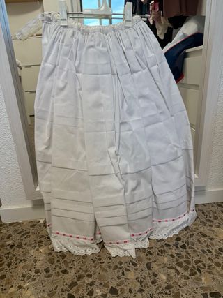 Cancán blanco con volantes y cinta rosa