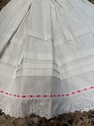 Cancán blanco con volantes y cinta rosa