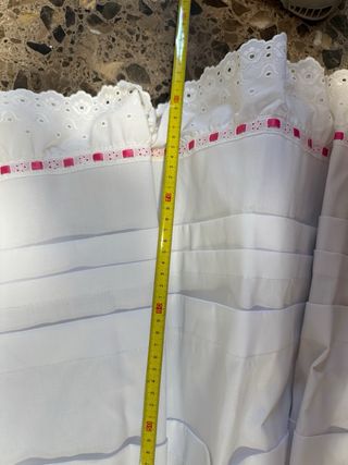 Cancán blanco con volantes y cinta rosa