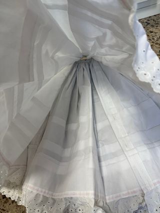 Cancán blanco con volantes y cinta rosa