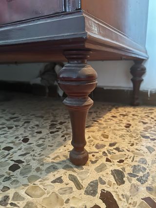 Armario de madera marrón clásico