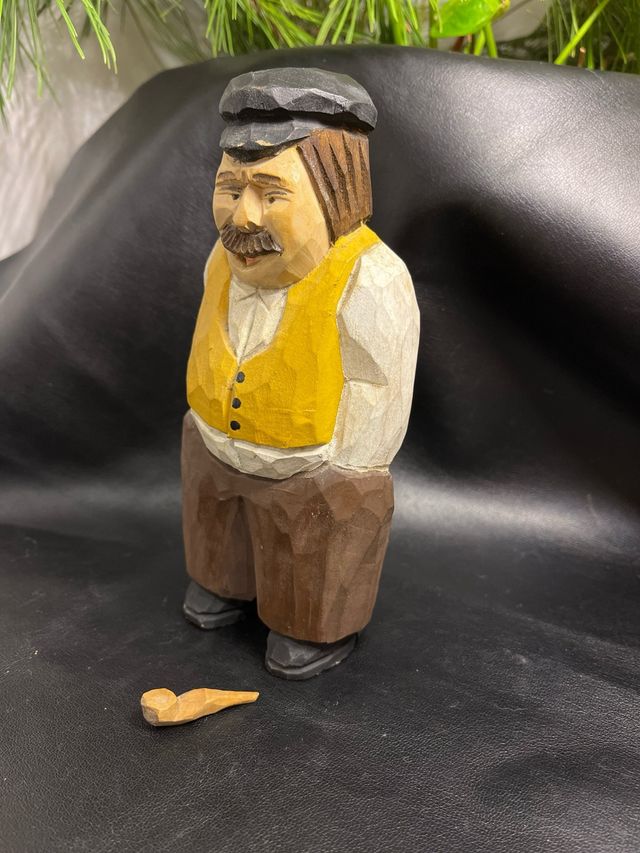 Statuina in legno di un uomo con gilet. Svezia