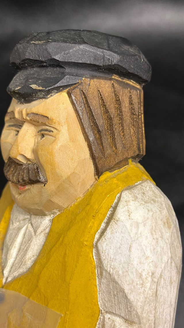 Statuina in legno di un uomo con gilet. Svezia