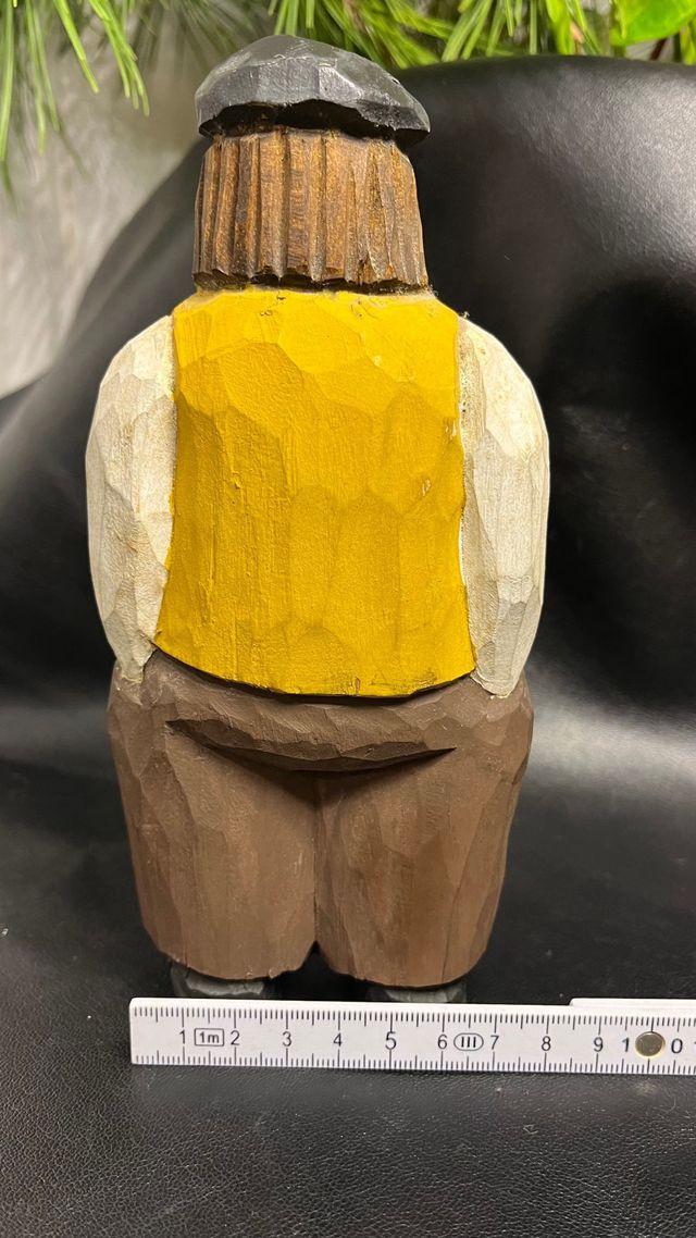 Statuina in legno di un uomo con gilet. Svezia