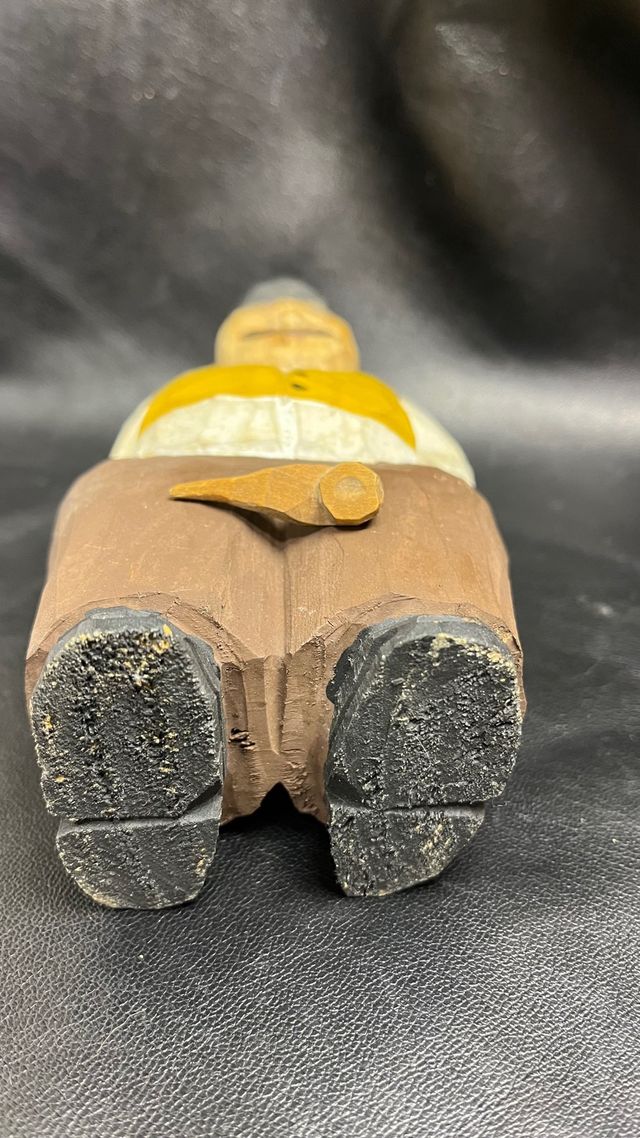 Statuina in legno di un uomo con gilet. Svezia