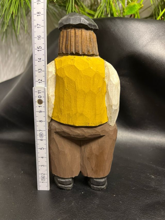 Statuina in legno di un uomo con gilet. Svezia