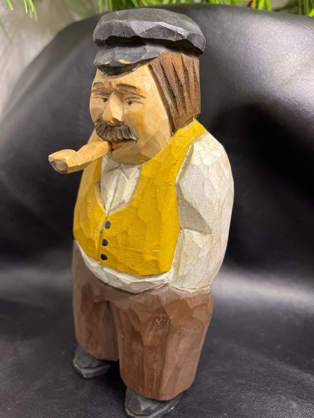 Statuina in legno di un uomo con gilet. Svezia