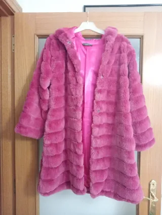 Abrigo rosa de pelo con capucha