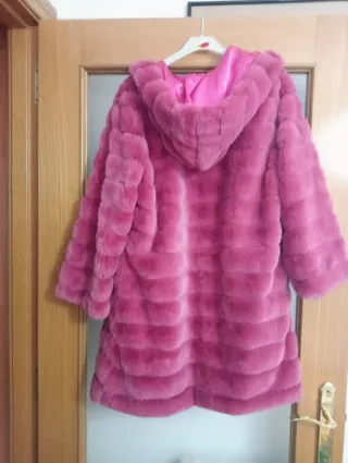 Abrigo rosa de pelo con capucha