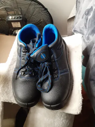 Zapatos de seguridad negros y azules