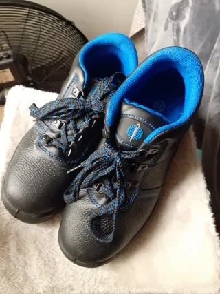Zapatos de seguridad negros y azules