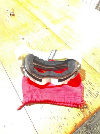 Mascherina sci con sacchetto rosso