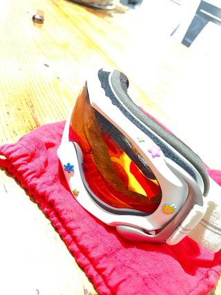 Mascherina sci con sacchetto rosso