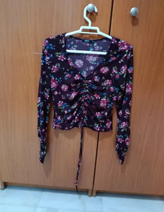 Camiseta Bershka flores manga larga.