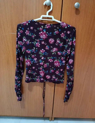 Camiseta Bershka flores manga larga.
