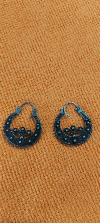 Pendientes argolla plateados con diseño