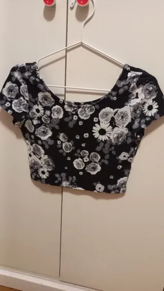 Camiseta crop top flores blanco y negro