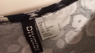 Camiseta crop top flores blanco y negro