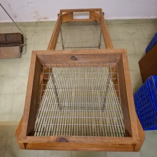 Criba de aceitunas de madera y metal