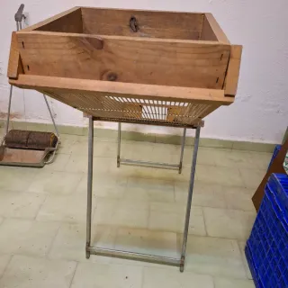 Criba de aceitunas de madera y metal