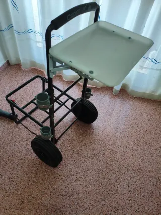 Carro de pesca con cañeros y bandeja plegable