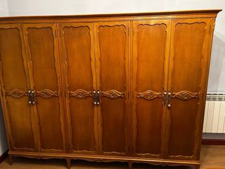 Armario antiguo de madera